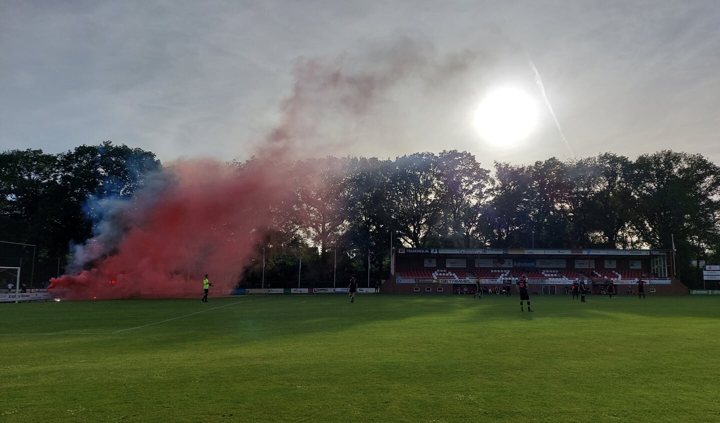 Een rood-wit rookgordijn trekt over het hoofdveld bij AZSV. Foto: Karin Stronks
