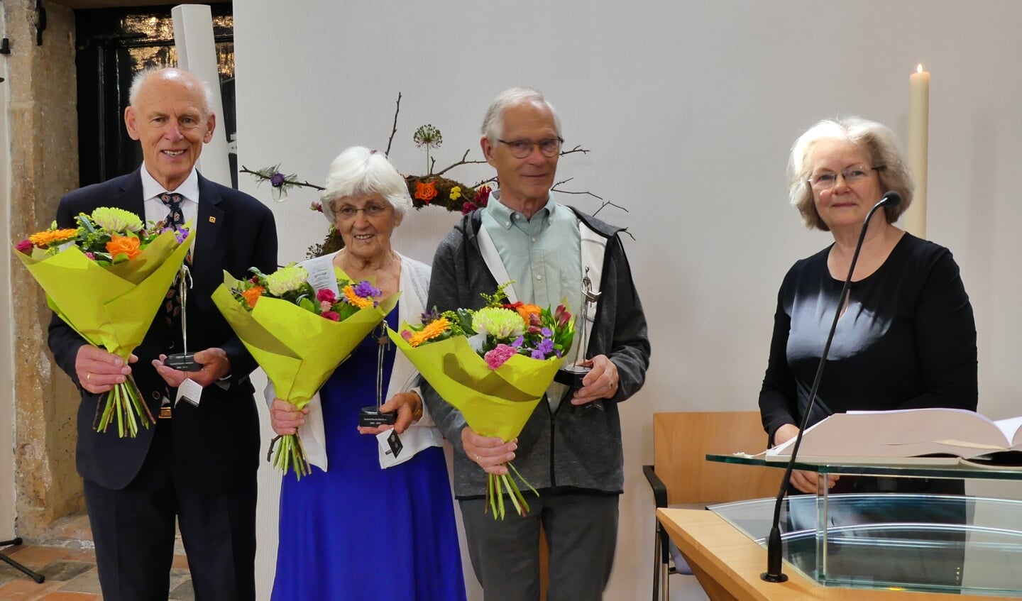 De drie jubilarissen (vlnr) Rijk en Jannie Spronk en Hendrik Jan Oltvoort werden door voorzitter Joke Cornelissen van de kerkenraad van de Protestantse Gemeente Ruurlo - Barchem in het 'zonnetje' gezet. Foto: Albert Oolhorst