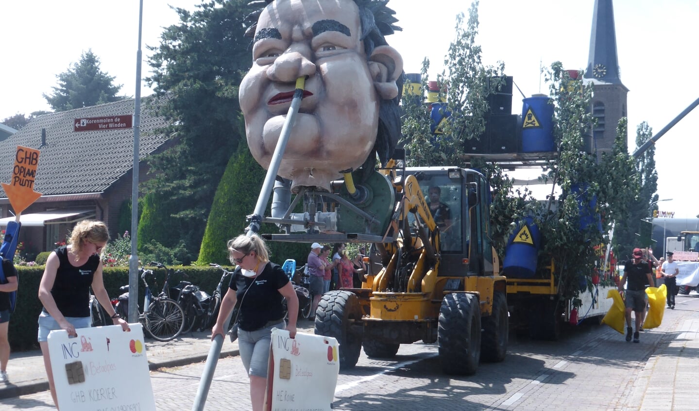 Spectaculaire wagens bij de grote optocht. Foto: Marthijn Ubbink