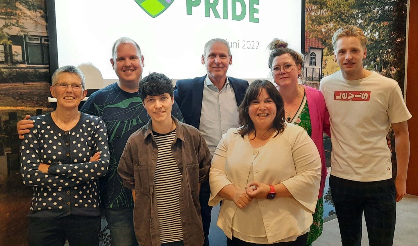 Trotse gezichten bij de opening van de allereerste Achterhoek Pride. Vlnr Carry de Vries, Michiel Wopereis en Thessa Banning van de klankbordgroep, wethouder Jos Hoenderboom van Oost Gelre, wethouder Elvira Schepers van Winterswijk en Nicole Rouwmaat en Cas Maarse van de klankbordgroep. Foto: Kyra Broshuis