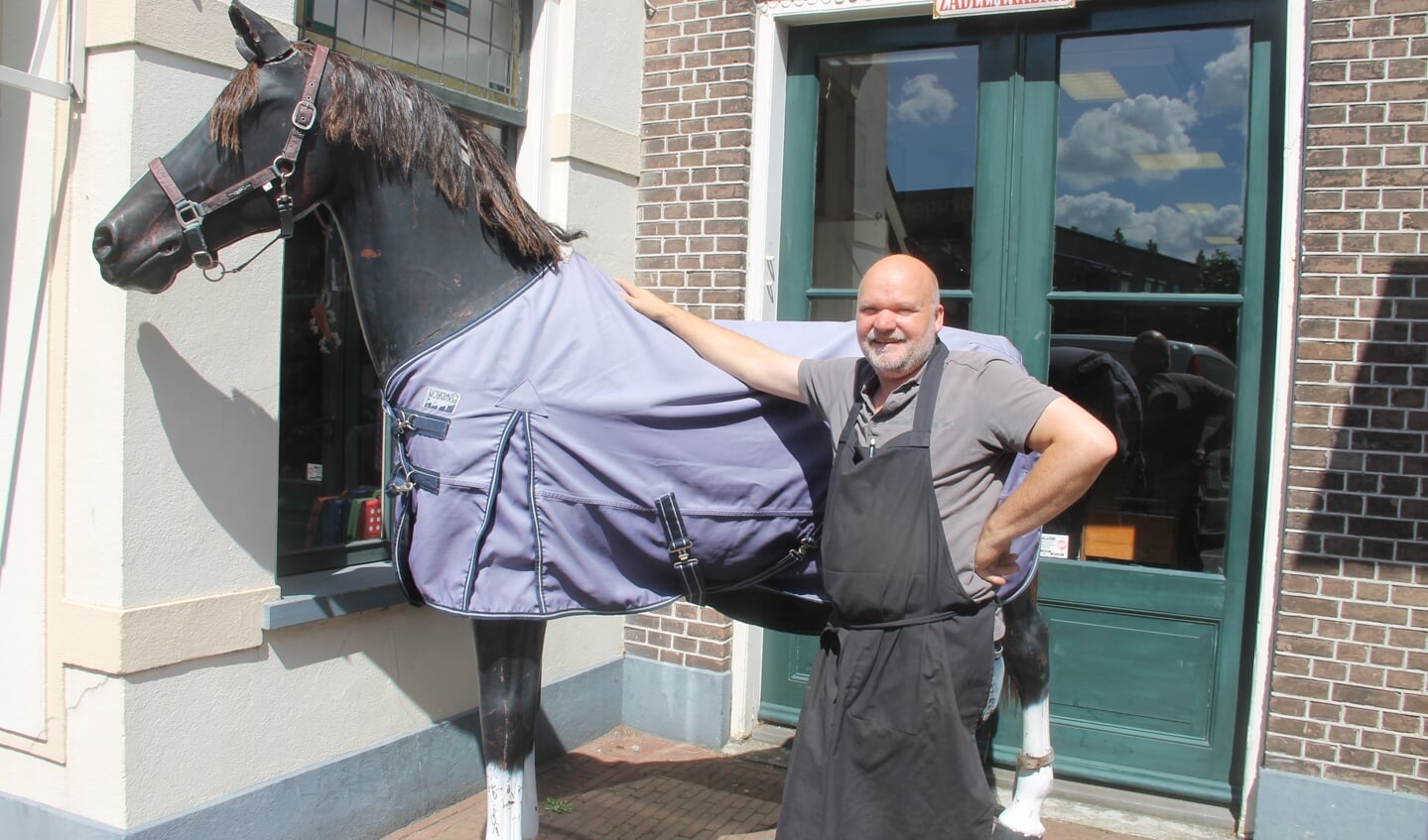 Zadelmaker Bert Wentink met het paard dat al weer sinds 1995 voor zijn werkplaats staat. Foto Lineke Voltman

