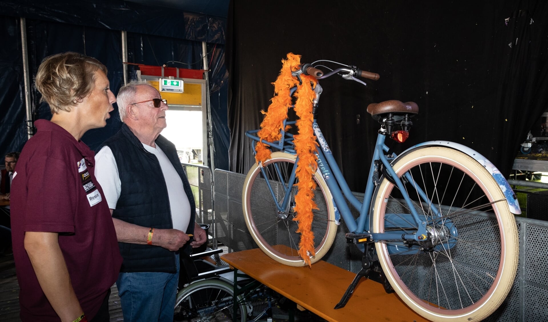 Vrijwilliger Nienke Langermans en Peter Schoenmakers bij de door hem gewonnen 'Goedemorgen Reurpop-fiets'. Foto: PR