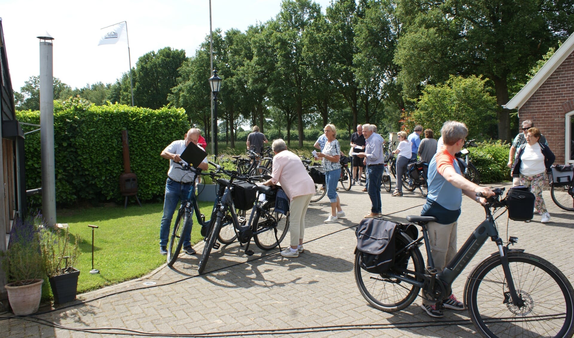 Het vertrek van enkele deelnemers aan de Bekveldse fietstocht 2022. Foto: Caroline Fonhof