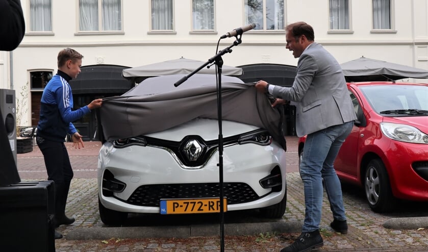 Wethouder Hans te Lindert onthult samen met zijn zoon Sietse de elektrische deelauto. Foto: PR