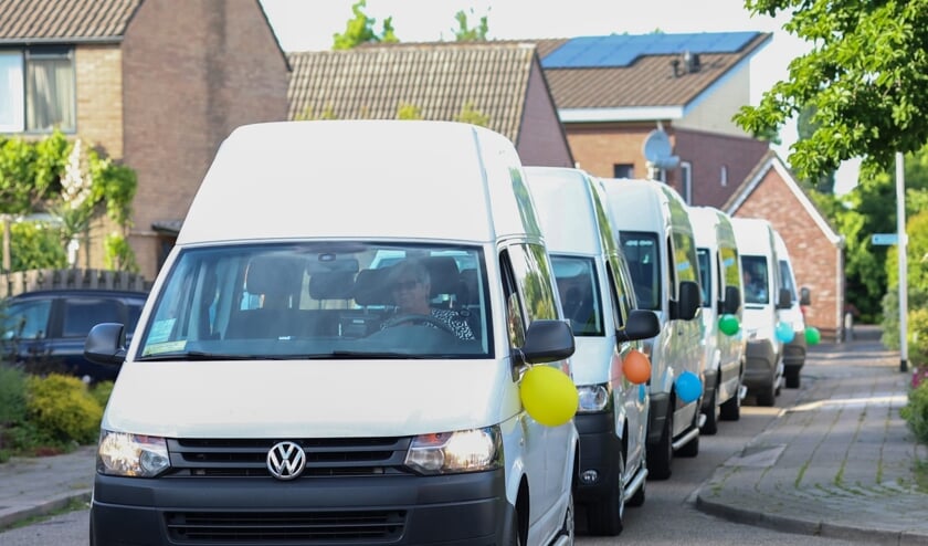 De polonaise van taxibusjes en oude tractoren. Foto's: Tessa Kistemaker-Denneboom Fotografie..