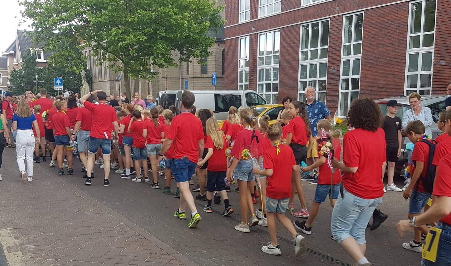 De deelnemers aan de Avond4daagse 2022 leggen de laatste loodjes af. Foto: Mark Ebbers