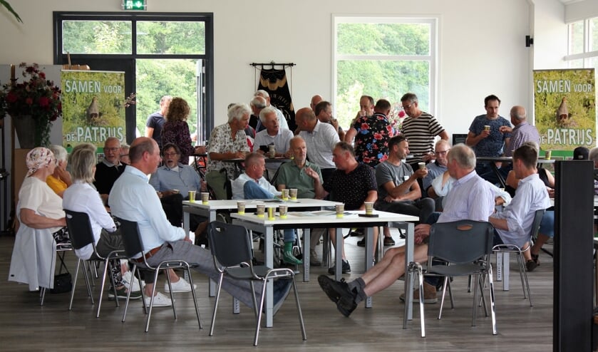 Vrijwilligers en gasten in gebouw Groot Deunk. Foto: Carla Nijhof