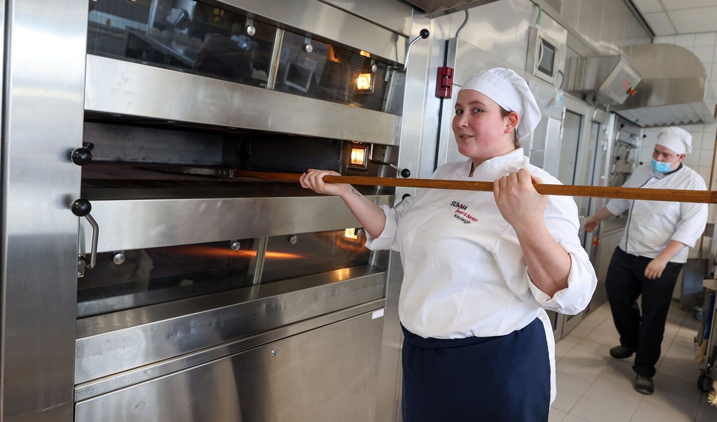 Kayleigh Nas uit Ulft aan het werk tijdens haar studie Boulangier op het Summa College in Eindhoven. Foto: Bert Jansen.