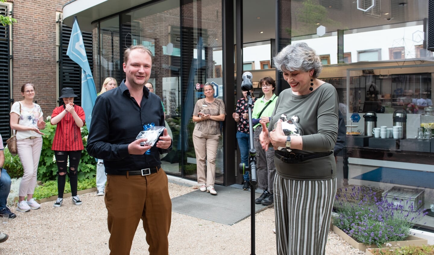 Wethouder Sjoerd Wannet opent Eind Goed 2022: “Je kunt dit zien als de kroon op je werk van je middelbareschooltijd.” In zijn hand de replica van het stadszegel. Foto: Musea Zutphen