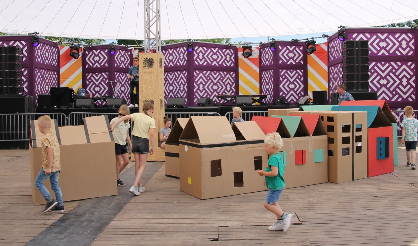 Kinderen spelen met kartonnen huisjes op Over de Top festival 2022