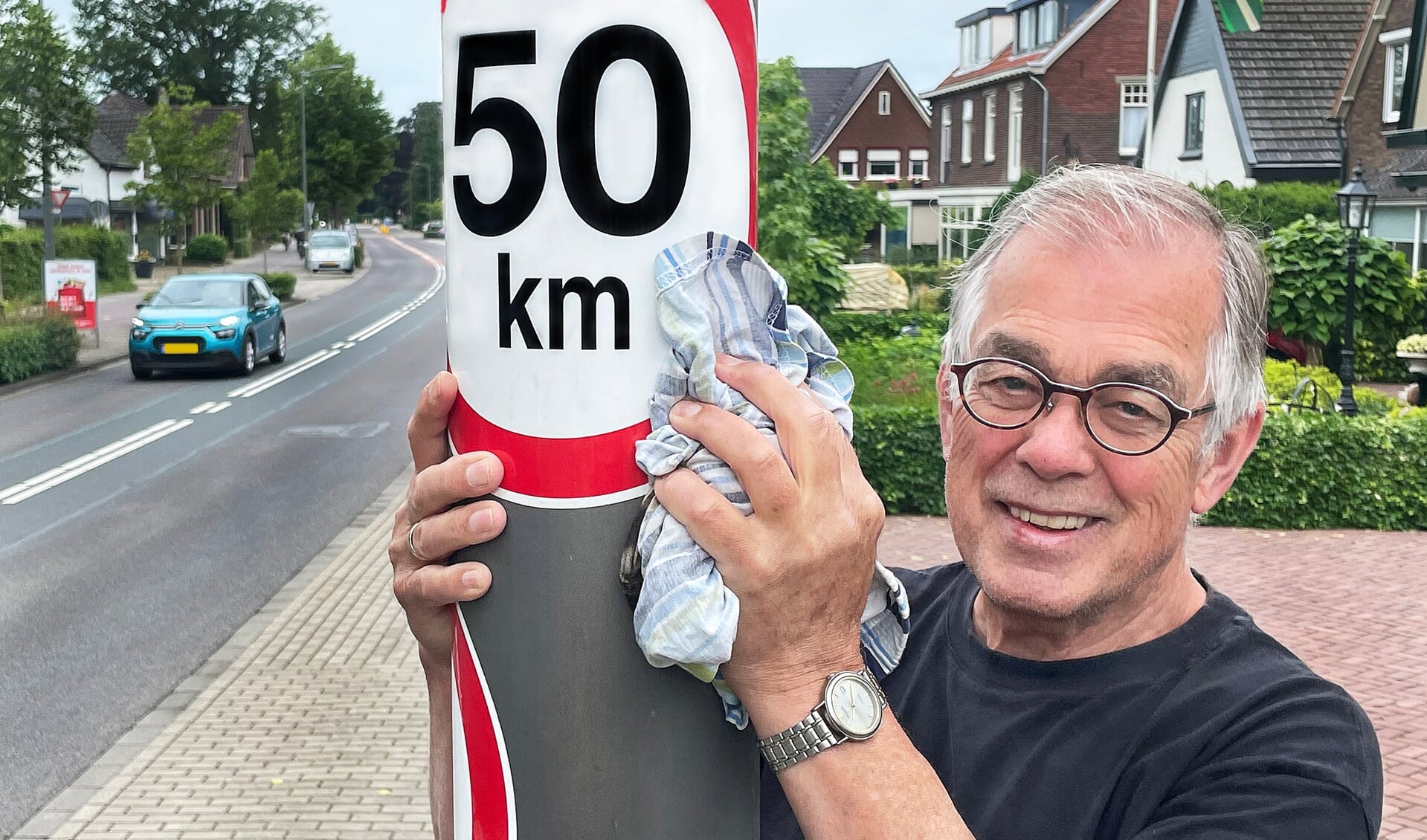 Paul Hebinck voert actie tegen de hoge snelheden op de Silvoldseweg in Terborg. Foto: Roel Kleinpenning