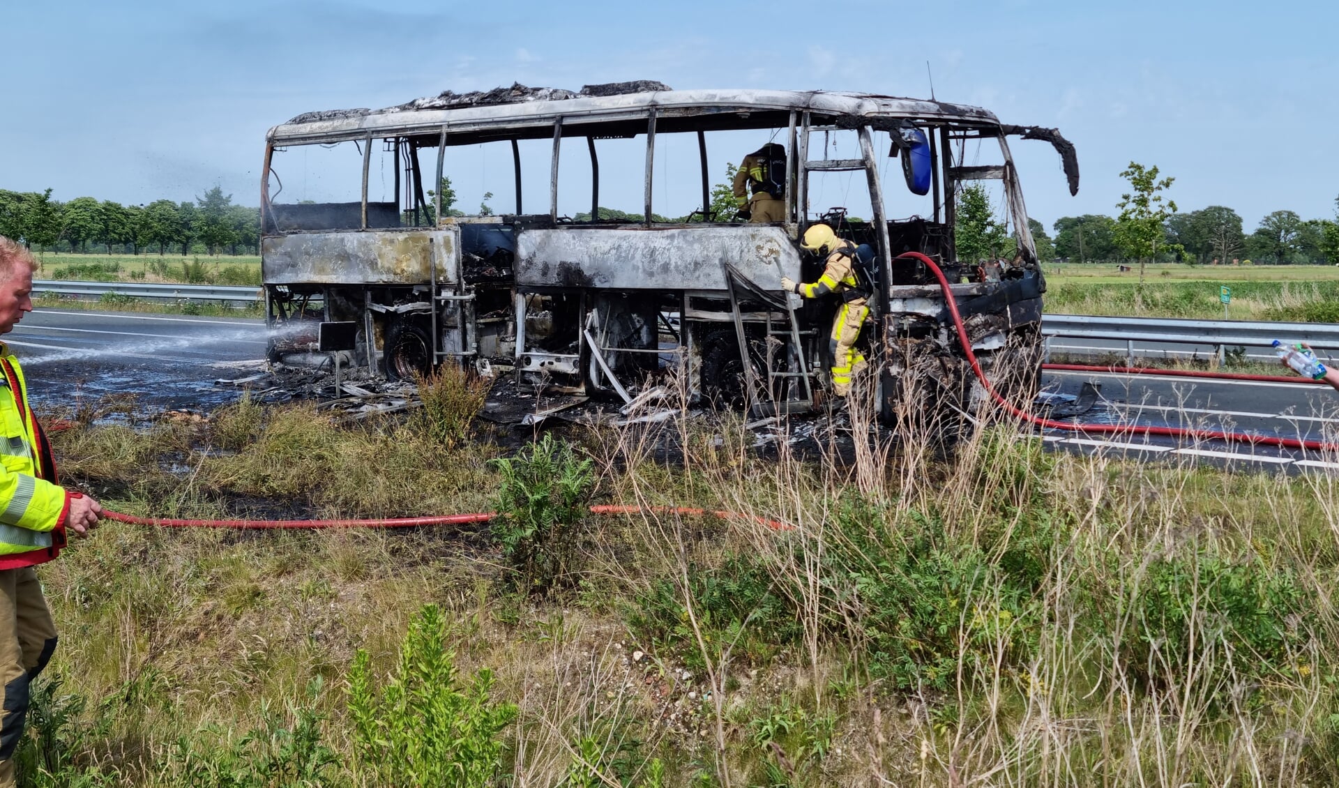 De touringcar die onderweg was van Neede naar Lichtenvoorde brandde volledig uit. Foto: News United / 112 Achterhoek-nieuws
