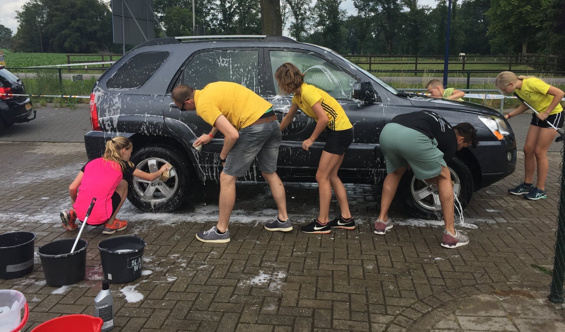 AVA jeugd tijdens carwash-actie. Foto: PR