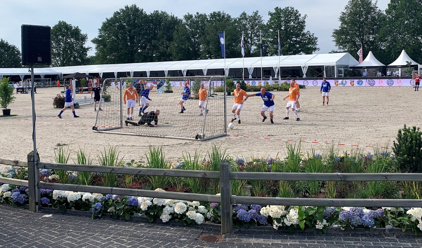 Een beeld van de in 3-3 geëindigde wedstrijd tussen Grol en Longa ’30. Foto: Theo Huijskes