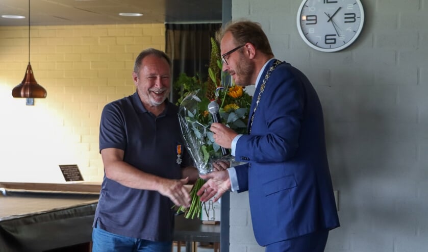 Henk Kosstede kreeg van burgemeester Mark Boumans ook bloemen. Foto: Jamie de Vries