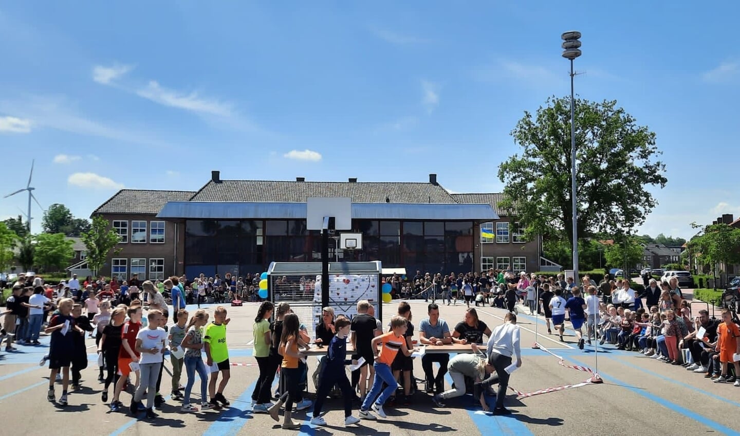 Kinderen rennen rondjes op het voetbalplein. Foto: PR Mariabasisschool