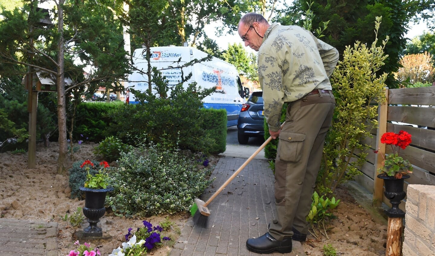 Bennie Straub aan het werk in de tuin en de bus. Foto: Roel Kleinpenning