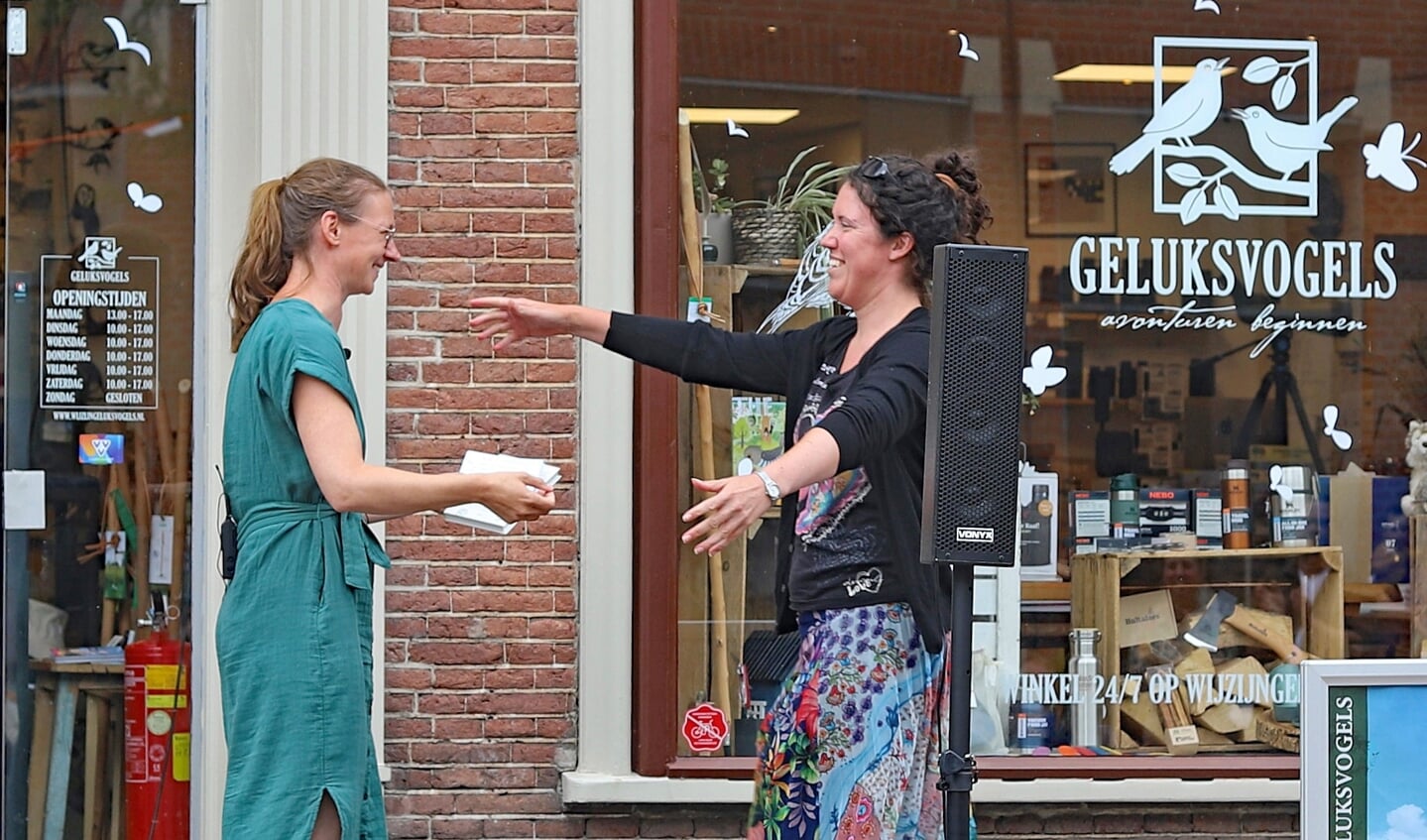 Kirsten Dorrestijn (links) overhandigt het eerste exemplaar aan collega Gemma Venhuizen. Foto: Sander Grootendorst