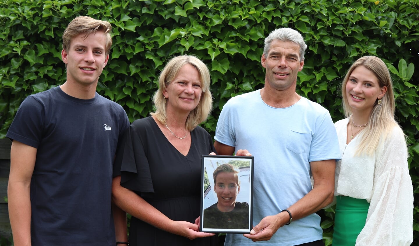 Vlnr: Bram, Anneke, Henk en Kelly Rekers met in hun midden de foto van Daan. Foto: Arjen Dieperink
