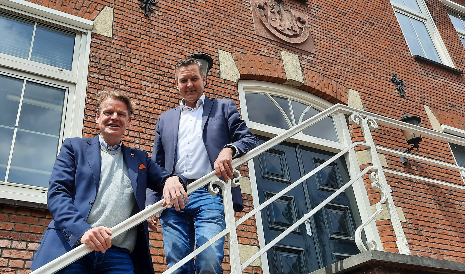 Kees Porskamp (l) van de VVD en Walter Leemreize van het CDA zijn blij het coalitieakkoord te kunnen presenteren. Foto: Kyra Broshuis