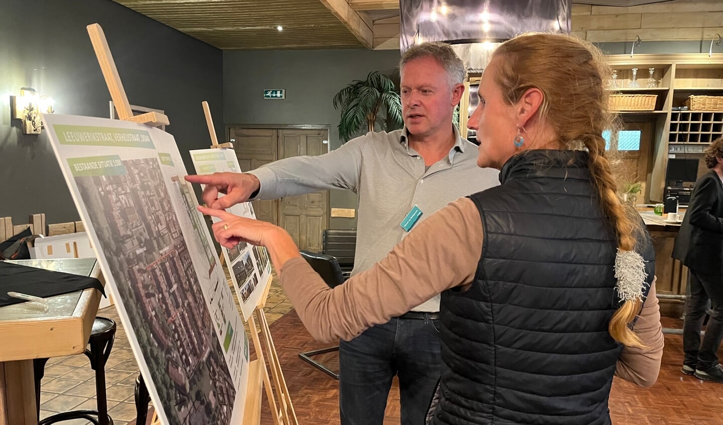 Marcel van Bodegraven van Plavei geeft een bewoner uitleg over de nieuwbouwplannen. Foto: Karin van der Velden