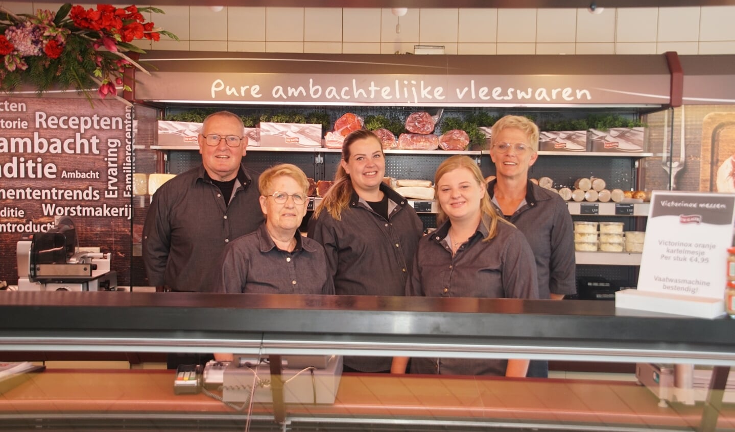 Slagerij van Schie gaat sluiten, van links af Eric, Joke, Karen, Nori en Anne-Mieke. Foto: Frank Vinkenvleugel