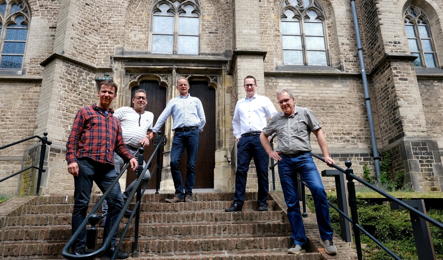 Organisatie mannenzangavond, vanaf links Harry van Wijk (organist), Erik Wikkerink, Henk Houwers, Dennis vd Wal en Erik Mateman. Foto: Bart Willemsen