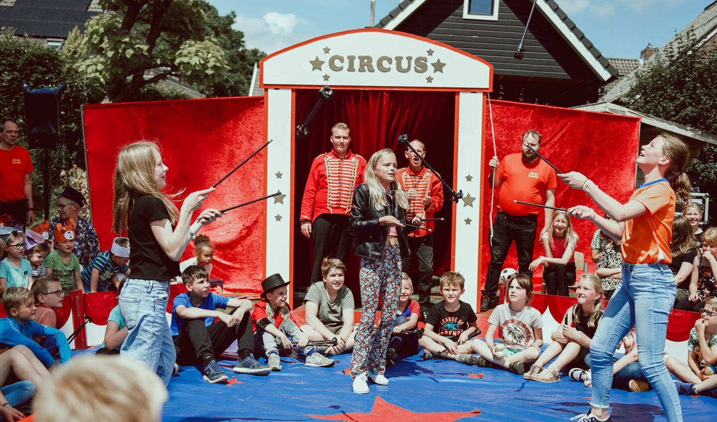 Circus op OBS De Marke, bij het 25-jarige jubileum. Foto: Riëlle Wielens