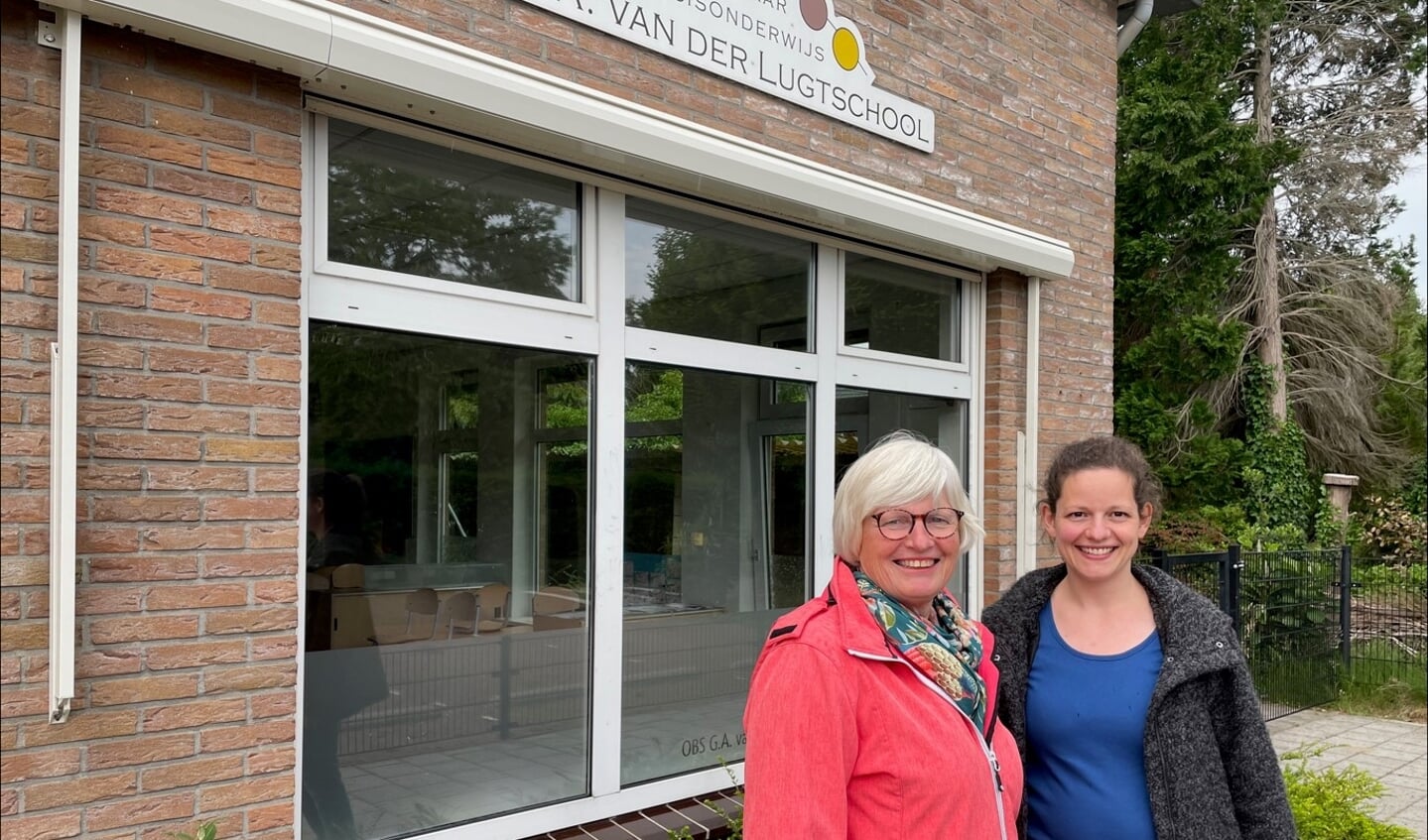 Ria Morssink en Nardi Strijbos (r) voor de G.A. Van der Lugtschool in Gelselaar waar de afgelopen jaren de lessen werden verzorgd. Foto: Leander Grooten 