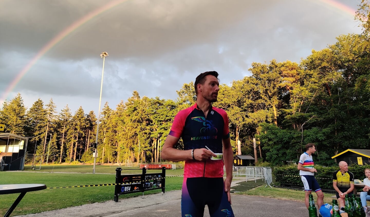 Bij aankomst van de laatste groep fietsers op het sportpark van VV Vorden verscheen er een mooie regenboog aan de hemel. Foto: Rob Knoef 
