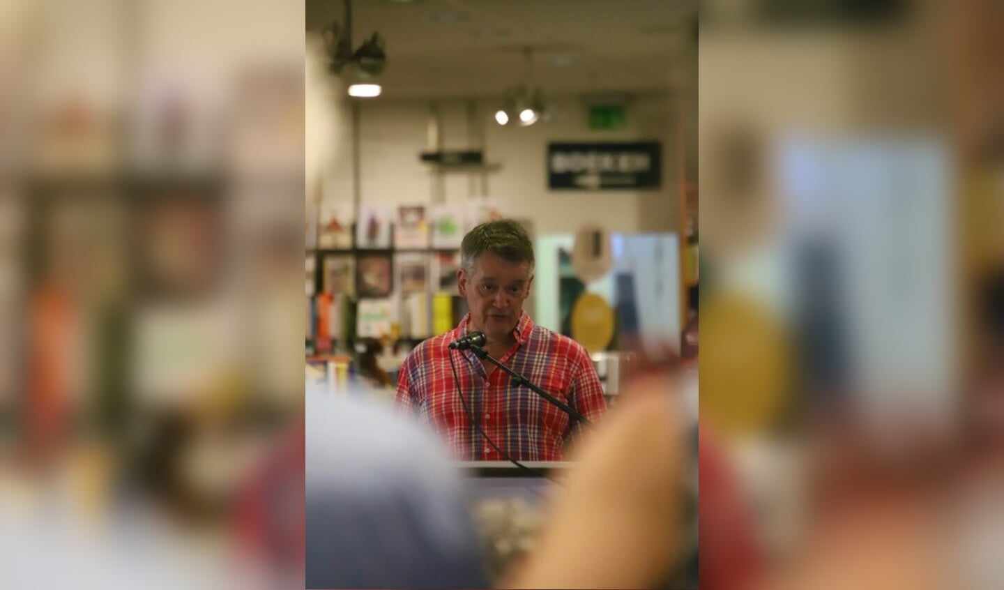 Arie Pos bij presentatie ‘De wording van Gerrit Komrij’bij boekhandel Kramer.
Foto: Jaap Snijder
