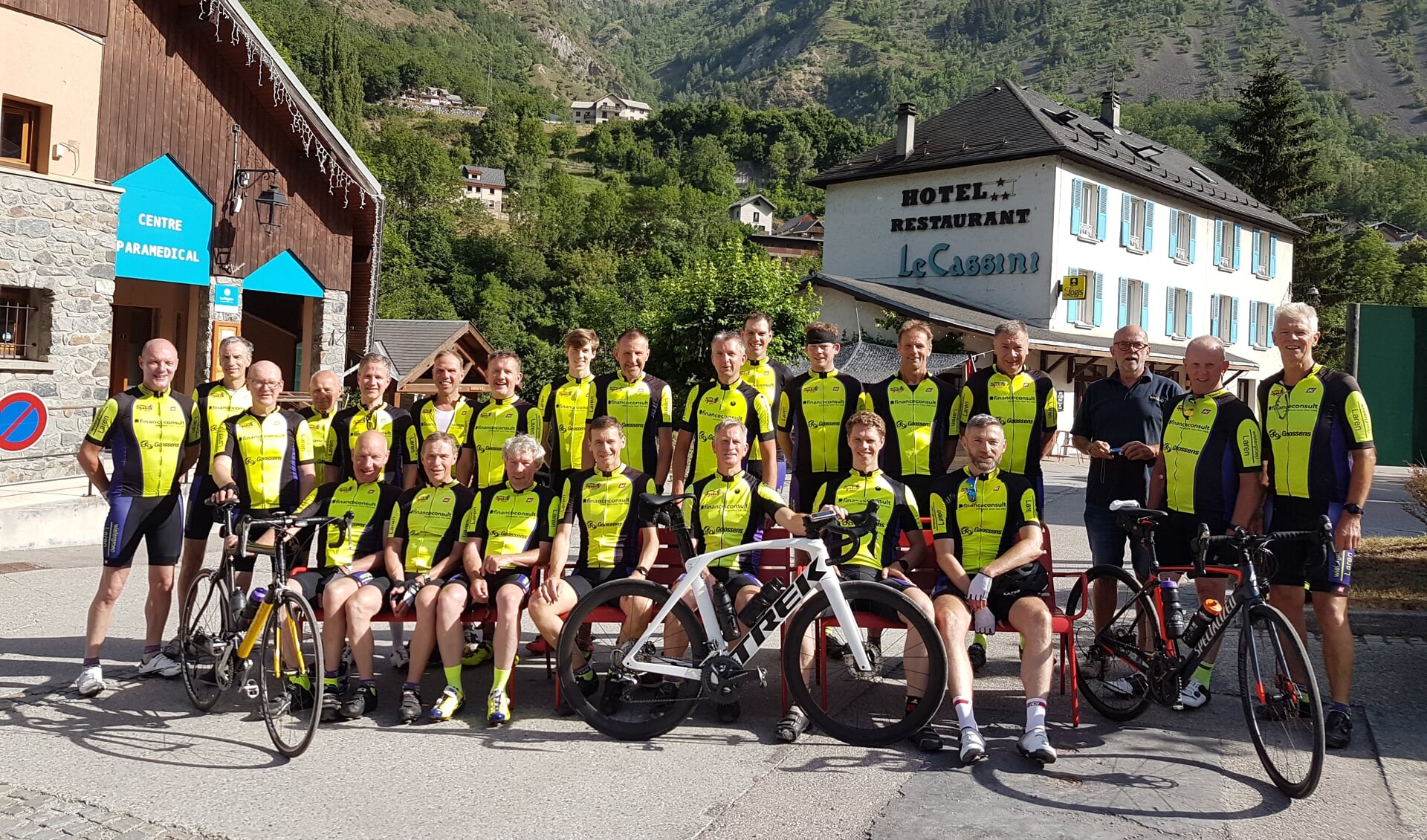 Maar liefst 24 van de 60 leden van de Larense wielervereniging gingen mee met het tweejaarlijkse reisje naar de bergen. Foto: PR