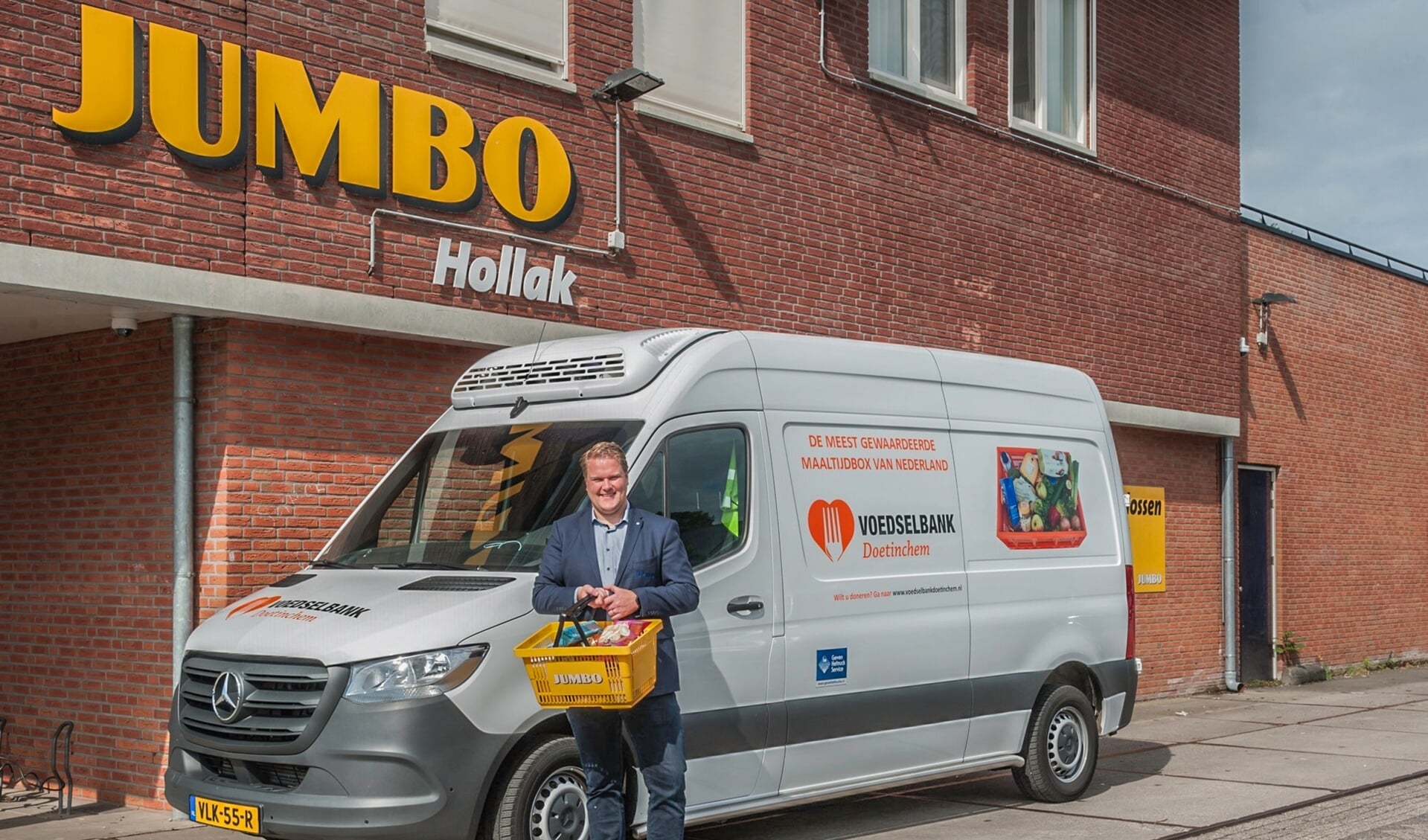 Tom Blankvoort (bedrijfsleider Jumbo Hollak) ondersteunt de doneeractie. Foto: Harrie Reulink 