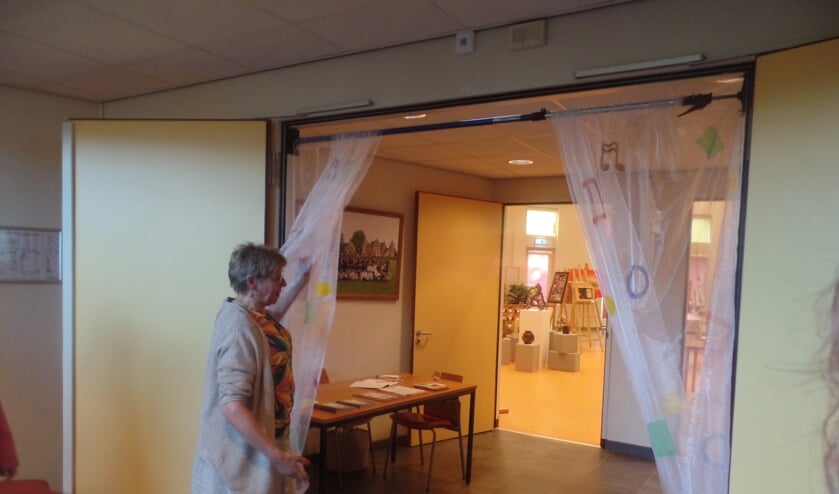 Wethouder Gerda ter Denge van de gemeente Berkelland opende de Berkellandse Atelierroute officieel door een gordijn vanuit de foyer naar de grote zaal in het Kulturhus te verwijderen. Foto: Jan Hendriksen.
