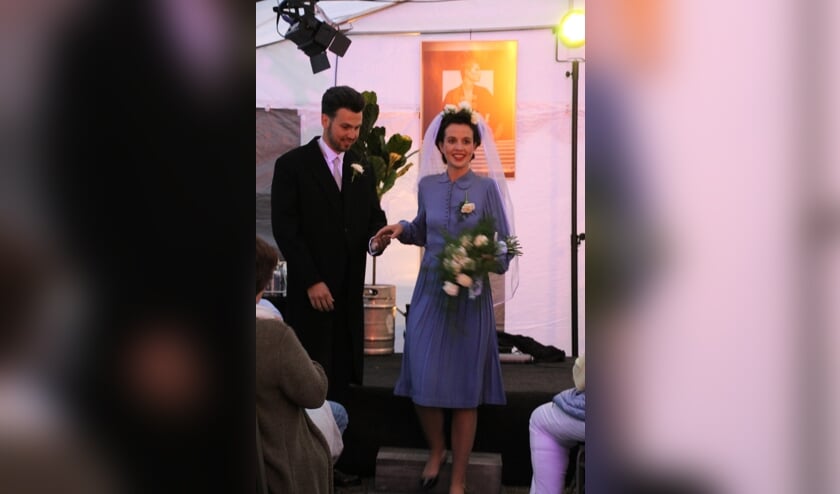 Een traditionele afsluiting van de modeshow met een heuse bruid in een jurk uit 1952. Foto: Annekée Cuppers