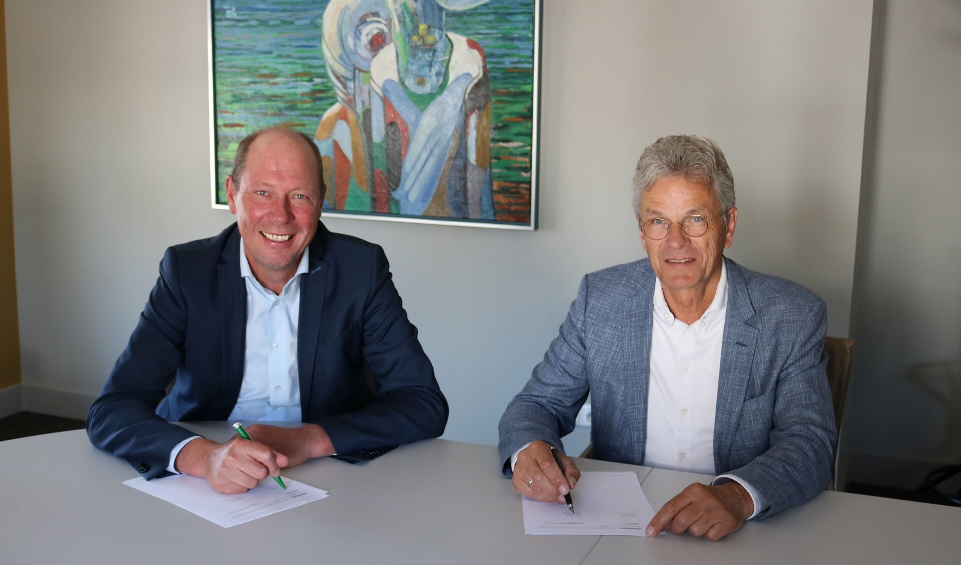 Wethouder Ted Kok (links) en Marcel Duvigneau, voorzitter raad van bestuur van Marga Klompé, ondertekenen de overeenkomst. Foto: PR