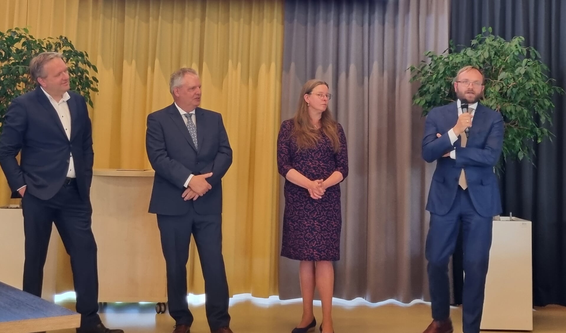 De vier nieuwe kandidaat-wethouders van Berkelland met (vlnr) Arjen van Gijssel, Hans van der Noordt, Betsie Wormgoor en Gerjan Teselink. Foto: Rob Weeber