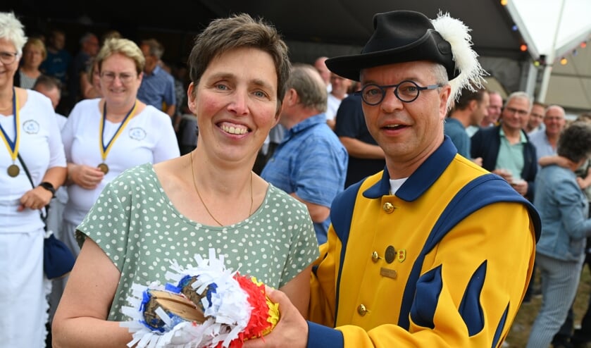 Lisan Huijbers krijgt 'haar' vogel van voorzitter Martijk Pietersen. Foto: Schutterij St. Jan/Arno Wolsink