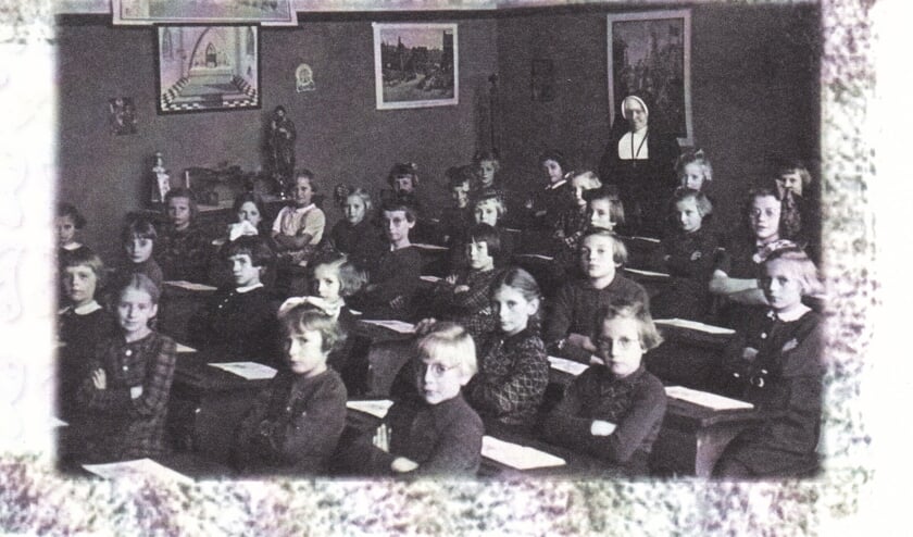 Een meisjesklas uit de beginjaren. Archieffoto