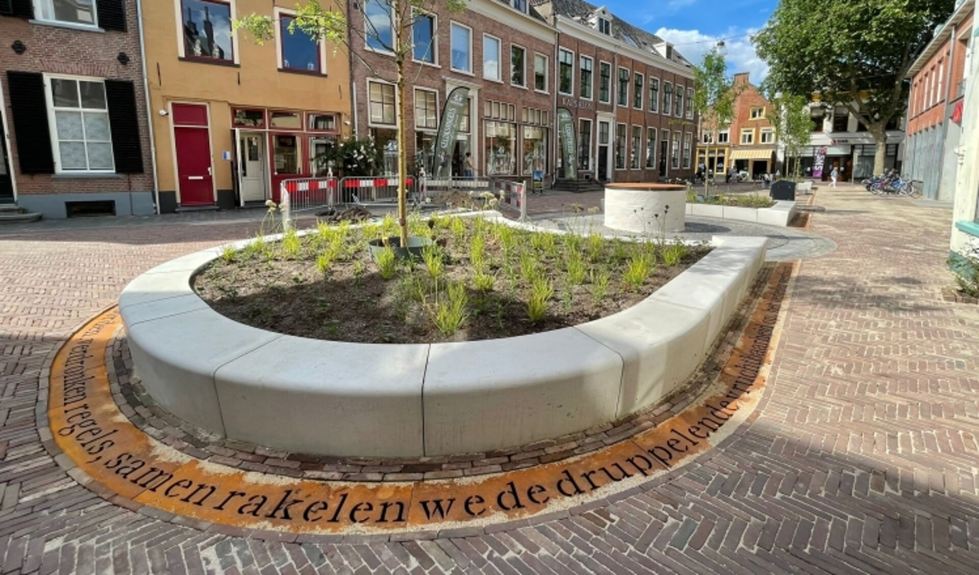De vernieuwde Schupstoel met de goot waarin het gedicht van oud-stadsdichter Hanz Mirck is aangebracht. Foto: gemeente Zutphen