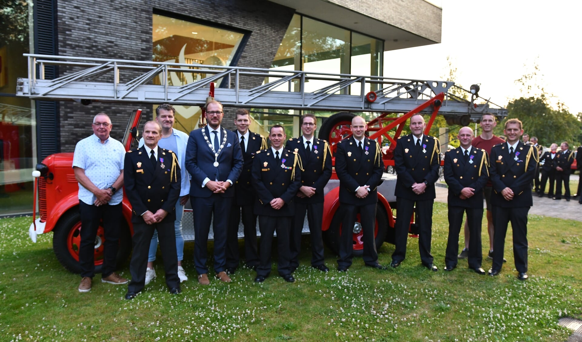 Burgemeester Boumans te midden van de jubilarissen en vertrekkende brandweerlieden. Foto: Peter Hildering