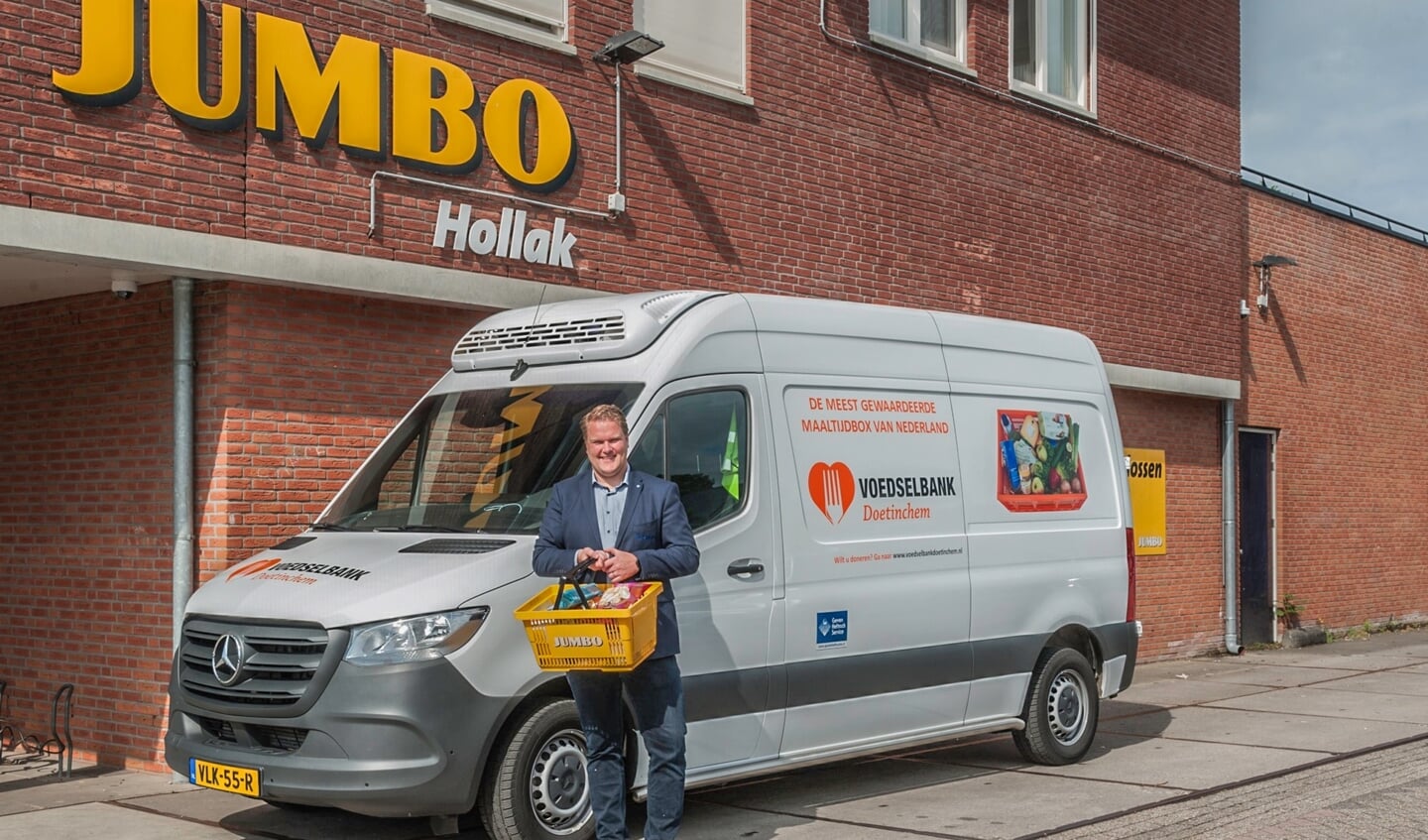 Tom Blankvoort (bedrijfsleider Jumbo Hollak) ondersteunt de doneeractie. Foto: Harrie Reulink