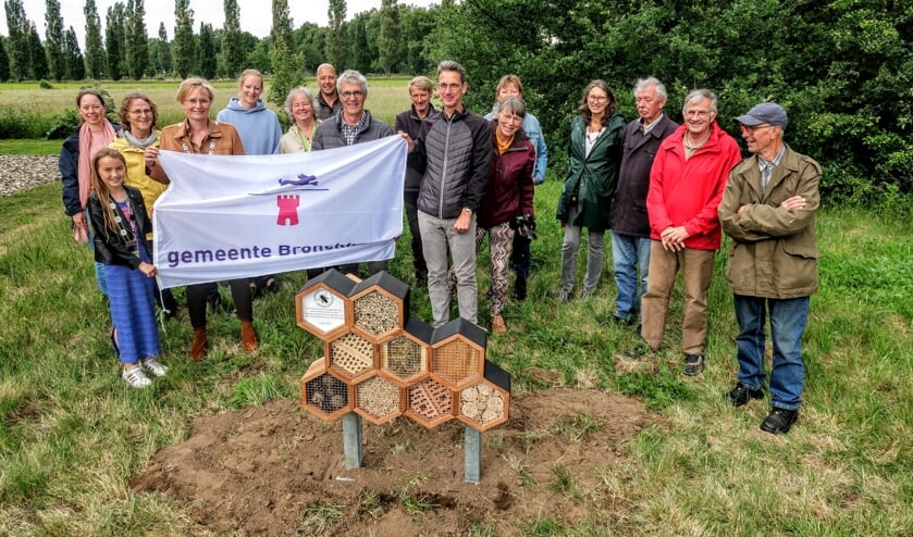 Een tiental leden van de Hengelose bijenvereniging De Vooruitgang was op woensdagmiddag 1 juni aanwezig bij de onthulling van het bijenhotel door burgemeester Marianne Besselink en jeugdburgemeester Lisa Ankersmid. Foto: Luuk Stam