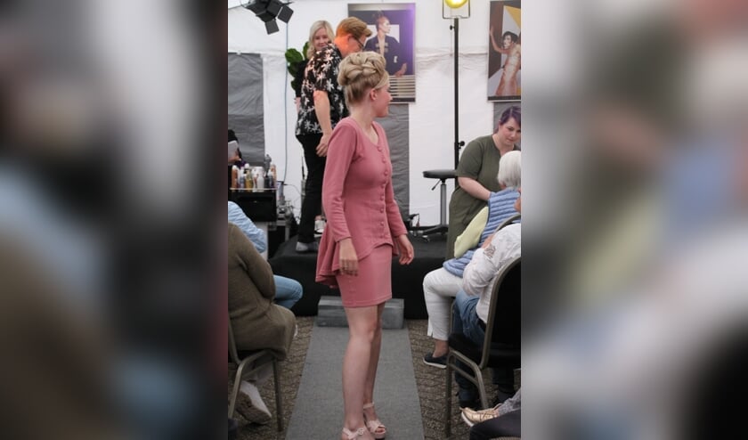 De jaren 60. Veel krullen, veel touperen en vooral veel haarlak, een product dat in deze tijd zijn intrede deed. Foto: Annekée Cuppers