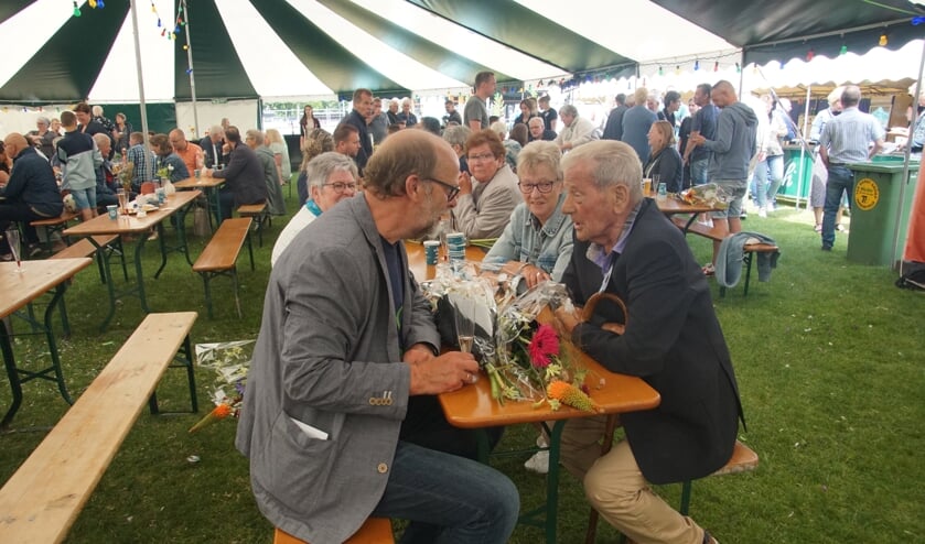Henk en Theo Rijks in de feesttent. Foto: Frank Vinkenvleugel