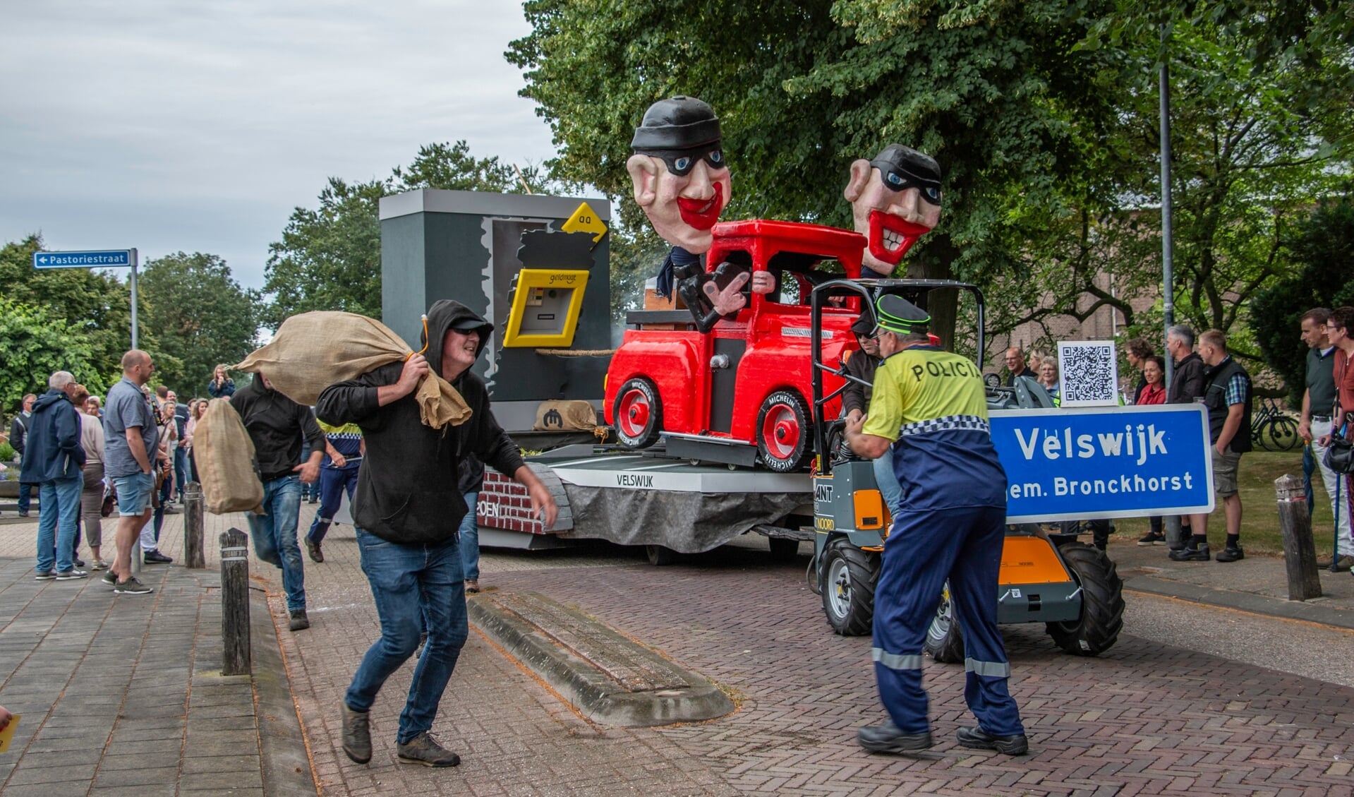 De winnende wagen van de optocht in Keijenborg van De Boomkampjes: ‘Plofkraak is Noodzaak’. Foto: Liesbeth Spaansen