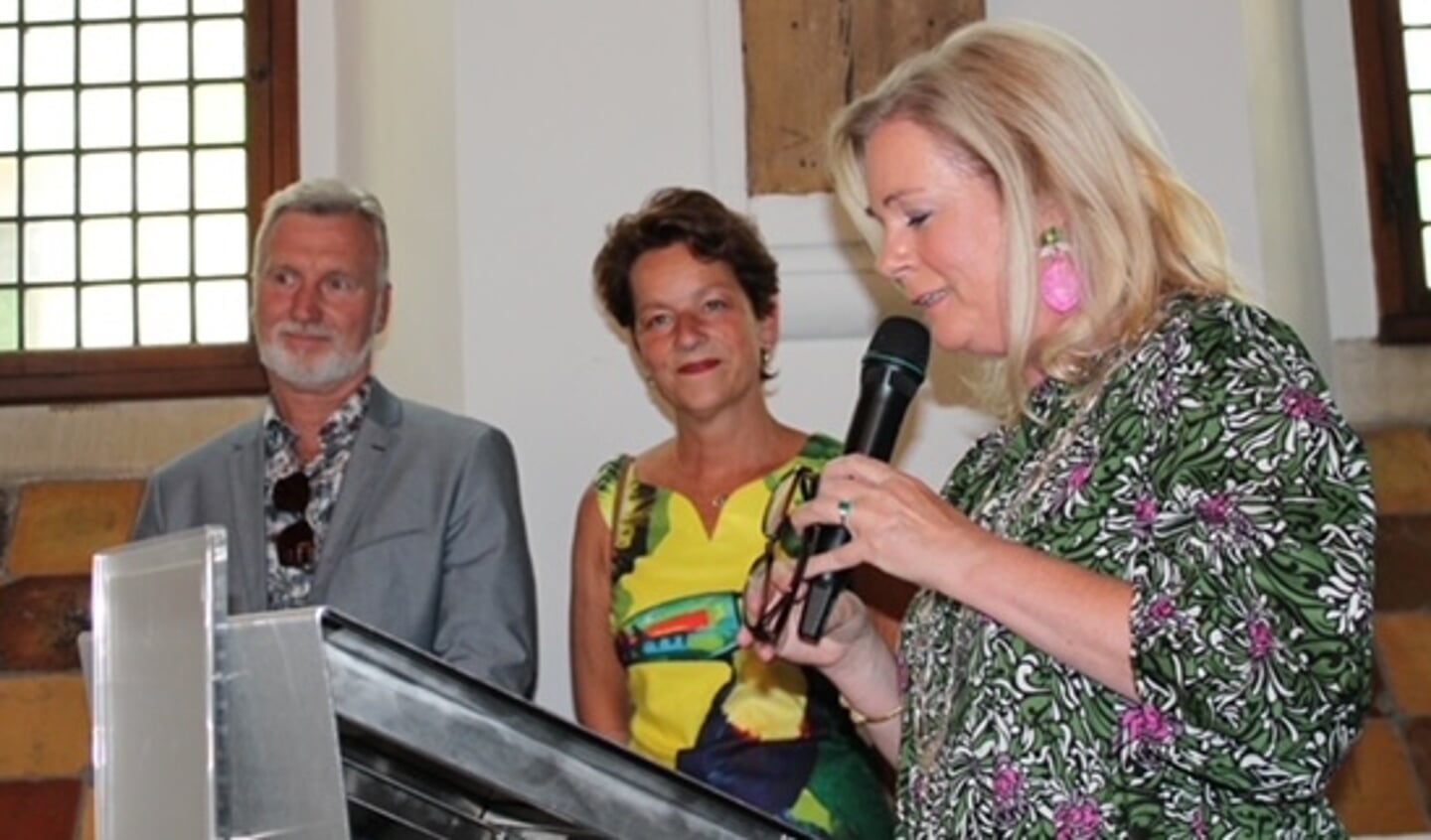 Burgemeester Annemieke Vermeulen (r) heeft de Zilveren Haring uitgereikt aan Sonja en Gert Brinkhorst van Rondom Rouw BV. Foto: PR
