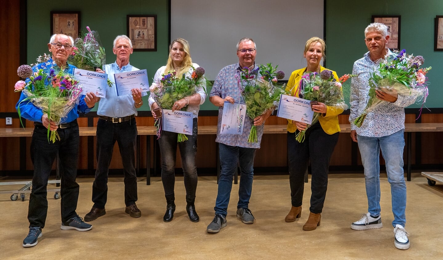 V.l.n.r.: Johan Beunk, Bert Stegeman, Iet Wijgman, Johnny van Triest, Monique Pelgrim en Theo Klein Bleumink. Arianne Klein Bleumink ontbreekt op de foto. Foto: Ewald Hendriks