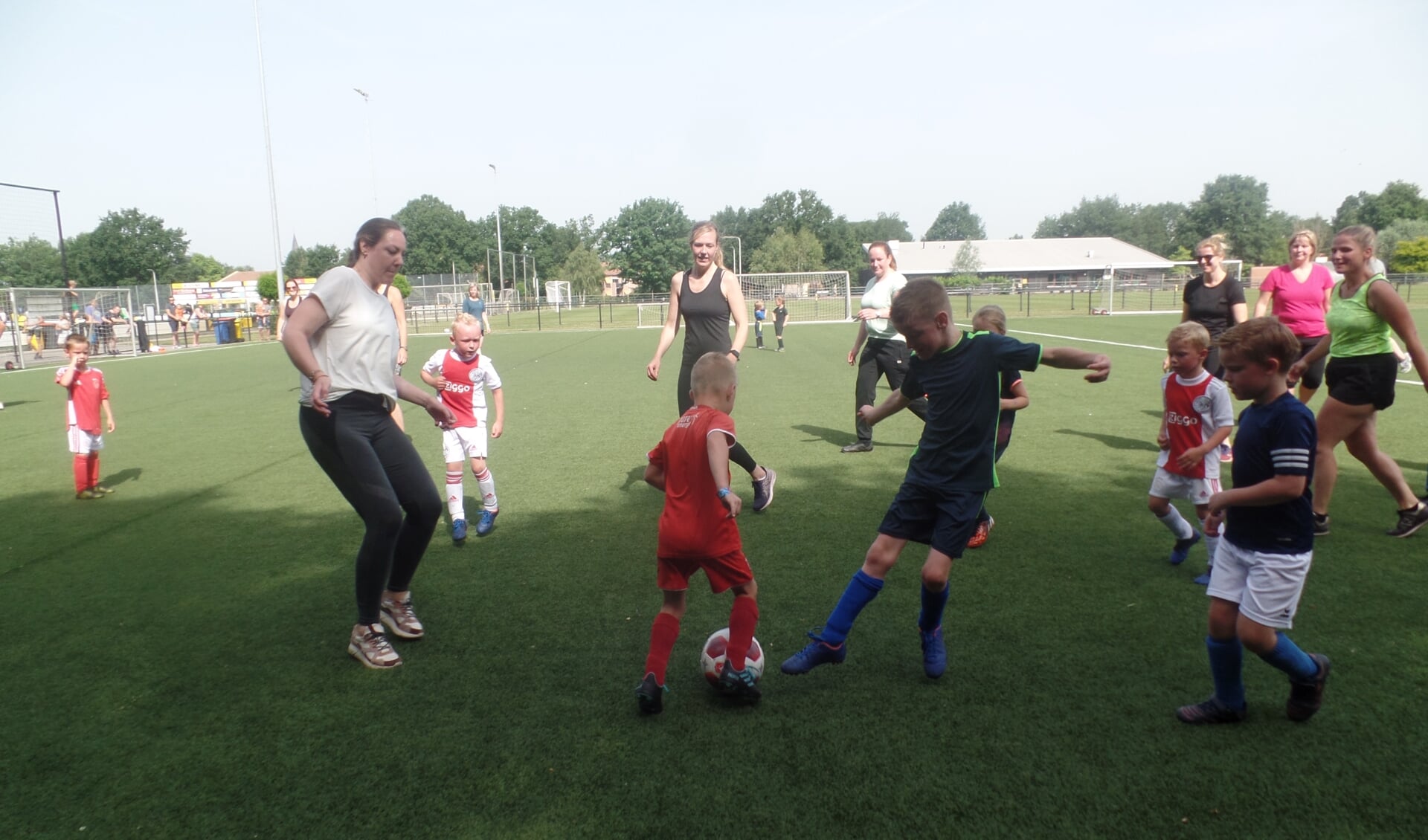 Het seizoen van de voetbalschool werd afgesloten met een partijtje tegen de moeders van de kinderen. Foto: Jan Hendriksen