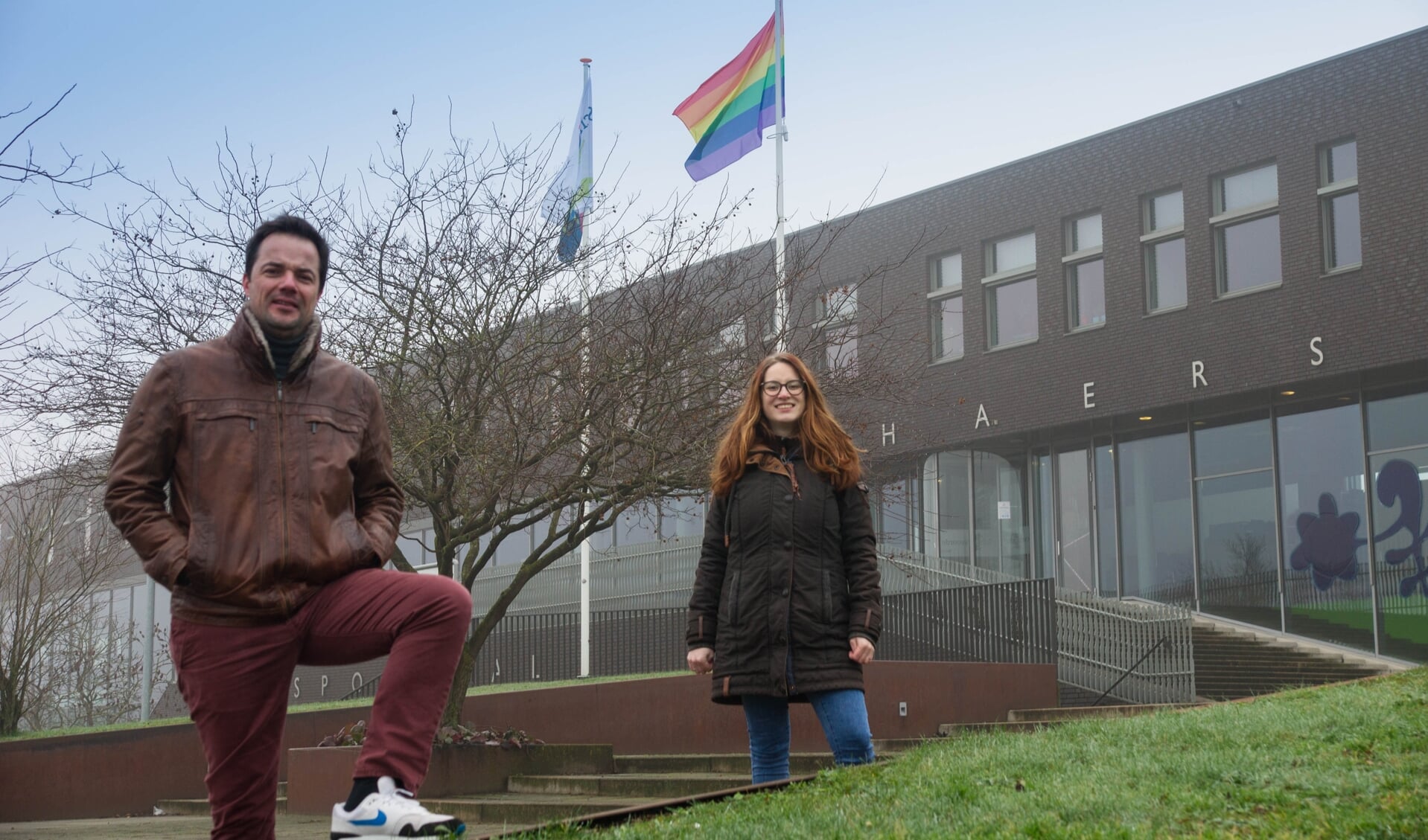 Alexander van der Graaff en Gerloeske Brezet bij een regenboogvlag. Foto: PR